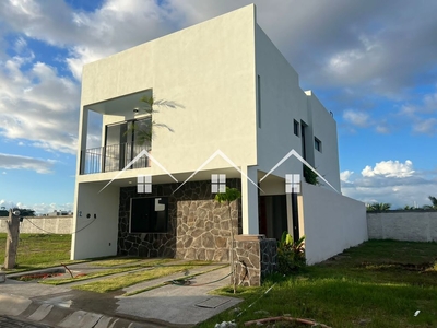 Casa en venta con recámara en planta baja dentro de coto con alberca a 10 minutos de la playa de Nuevo Vallarta