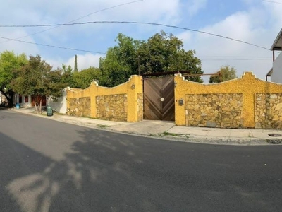 Casa en Venta de una sola Planta, en Colonia del Paseo Residencial. Monterrey.