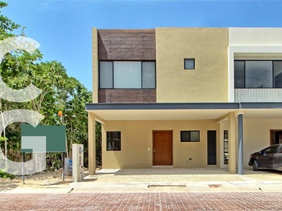 Casa en Venta en Cancun en Residencial Arbolada con Alberca