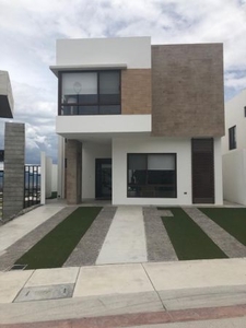 Casa nueva en venta en Zibata con estudio en PB y amplio jardin, Queretaro.