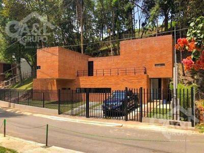 Preciosa casa estilo Vanguardista adaptada al entorno en Venta Briones Coatepec