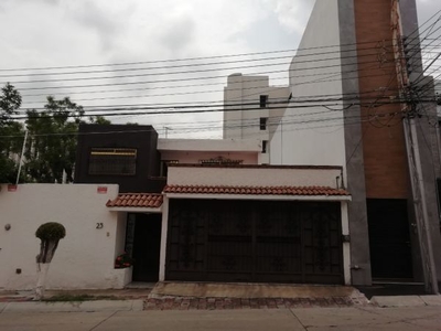 Se vende casa de 2 niveles con 3 recamaras