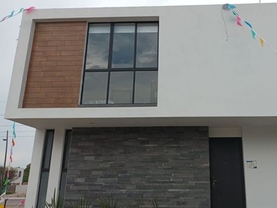 Se Vende Casa en Cañadas del Arroyo, Hermosa, Jardín, 3 Recamaras, de LUJO !!