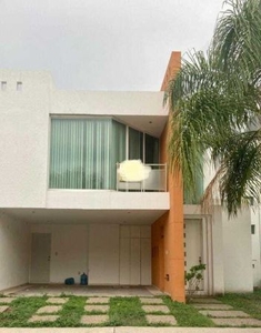 Se vende Casa en la Toscana frente a San Antonio de Ayala.