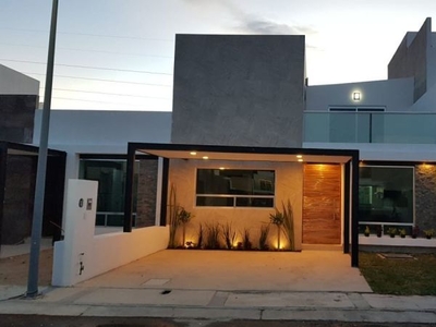 Se Vende Heremosa Casa en Cañadas del Arroyo, 3 Recamaras, 3.5 Baños, SalaTV,..