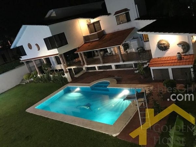 VENTA DE CASA CON ALBERCA EN LOMAS DE COCOYOC