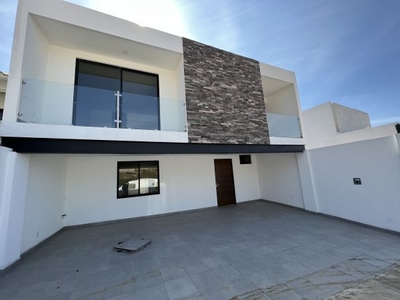 VENTA DE CASA EN LOMAS PUNTA DEL ESTE, CLUSTER ROBLE, LEÓN, GTO.