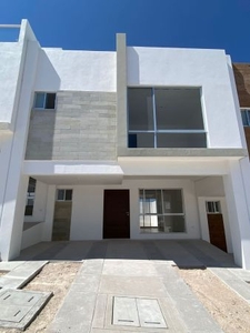 Venta de Casas entre El Refugio y Zibata, Alberca, Jardín, 3 Recamaras, Luxury