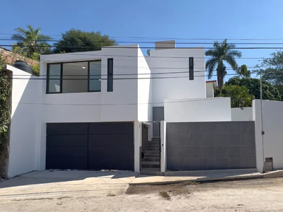 Casa Nueva En Venta, 3 Recs, 5 Baños, Alberca, Jardín Y Garage Col. Palmira Cuernavaca