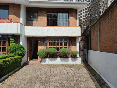 Casa Renovada En Condominio Pintoresco Con Casa Club, Ubicad