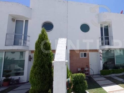 Se vende casa en condominio privado con Alberca