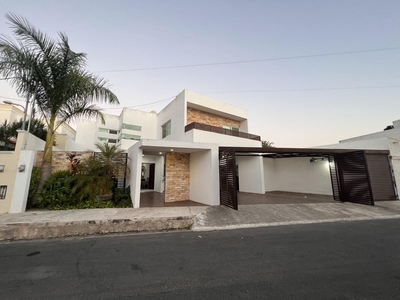 Doomos. Elegante y Grande Casa con Alberca y 3 Habitaciones en Benito Juárez Norte en Venta
