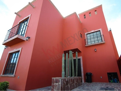 HERMOSA CASA EN VENTA CON AMPLIO JARDIN!!