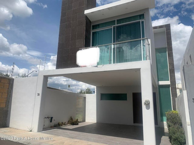 Casa En Venta Dentro De Privada En Juriquilla 3 Recàmaras Amenidades Vigilancia 24hrs Rcs-24-1389