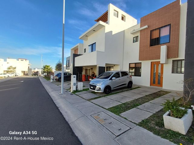 Casa En Venta En Zibata De 3 Recamaras Una En Pb Jardin Alberca