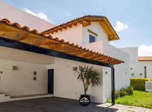 Doomos. Casa en Venta/Renta en Lomas del Campanario III