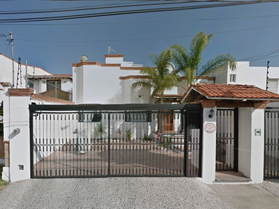 Casa En Remate Con Gran Jardín Ubicada En Santa Rosa, Querétaro