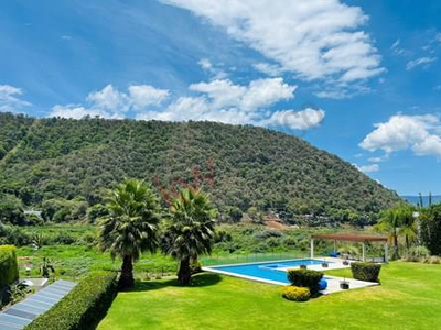 Casa En Venta En Valle De Bravo Con Vista Parcial Al Lago Y A Las Montañas