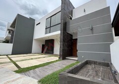 Casa de 4 recámaras con ALBERCA interna en Residencial “EL DIAMANTE” en RENTA