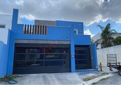 casa en renta en residencial puerta de hierro , dentro de privada hacienda norte , frente a parque