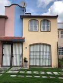 CASA EN VENTA EN LOS SAUCES IV. TOLUCA CON JARDIN