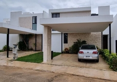 CASA EN VENTA EN MERIDA PRIV AMANTEA 3 RECAMARAS, ESTUDIO, PISCINA, EN CHOLUL