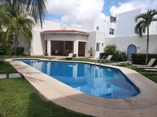 Doomos. Casa en venta dentro de residencial en el centro de Cancún a solo 10 min. de la playa C3164