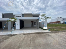 Doomos. Casa en Venta, Veracruz, Fracc. Lomas del Dorado, Seguridad, Terraza con Jardín y Home Office