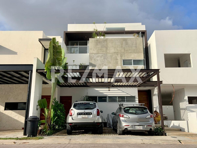 Casa En Venta Residencial Rio De 4 Recamaras, Cancun