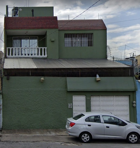 Hermosa Casa En Remate, Ubicada En Nezahualcoyotl, Cuenta Con Todos Los Servicios Cg
