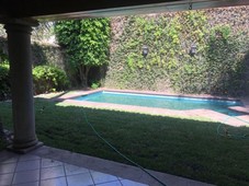 casa en renta con alberca y jardin en zona dorada